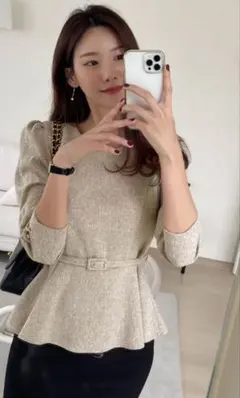 ベルト付きベージュペプラムトップス