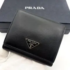 プラダ 三つ折り 財布 サフィアーノ 三角プレート 黒 レザー コンパクト 小型