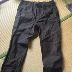 黒いゴムウエストチノパン