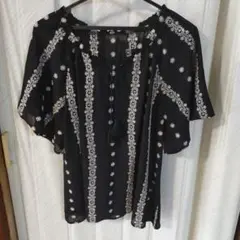 刺繍入り黒半袖トップスのサムネイル