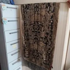 黒と金の花柄刺繍ストール