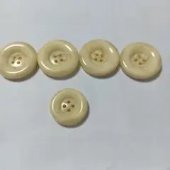 ③　クリーム色 4つ穴ボタン 5個セット