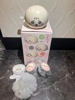 ちいかわベイビーハイハイフィギュアラッコ ポンポンチャーム付きフォンタブ