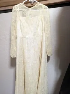 クリーム色 レースドレス ビジュー付き