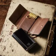 美品 ココマイスター 本革 フラップ メッセンジャーバッグ ダーク