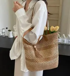 ブラウンとベージュのストライプデザイン タッセル付きのかごバッグb