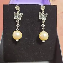 ANNA SUI 蝶モチーフ クリーム パールピアス