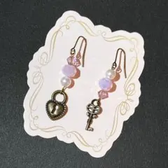 鍵モチーフピアス　ガラスビーズ　ペアアクセサリー　ゆめかわ　キー　オリジナル
