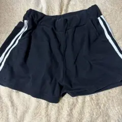 ブラックショートパンツ サイドストライプ付き