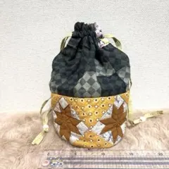 パッチワーク巾着袋 黒と黄色　丸底　星柄