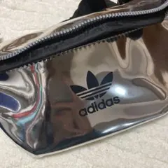 adidasのシルバー色ウエストバック　ボデイバック