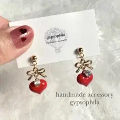 【No.215】ハンドメイドピアスイヤリング、小ぶり、真っ赤なハート♡、リボン