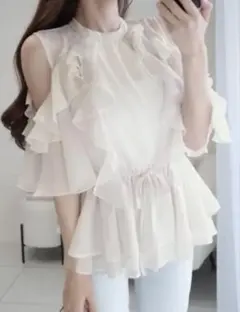 フリルショルダー ペプラムブラウス アイボリー