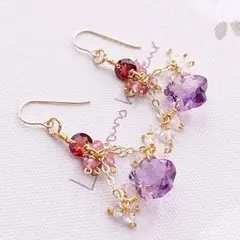 14kgf天然石ガーネットとアメジストフラワーカービング　ピアス　ハンドメイド