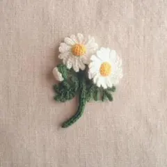 ブローチ　コサージュ　ハンドメイド　花　編み　刺繍糸　大人可愛い　レトロ　白