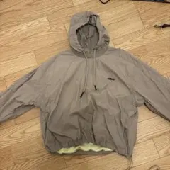 ベージュ フード付き ウィンドブレーカー