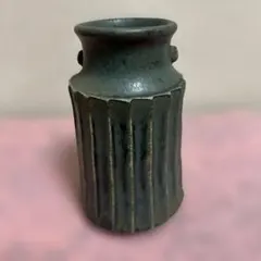 ダークグリーン 縦リブ模様 陶器花瓶