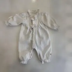 リボンのデザインが特徴のロンパース