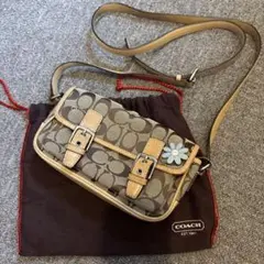 coach シグネチャーバックルフラップ　デイジーブローチ付きショルダー