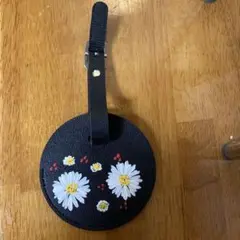 デイジー花柄の黒い トラベルネームタグ 丸型 約8cm