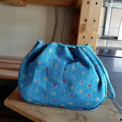 青い花柄の巾着袋