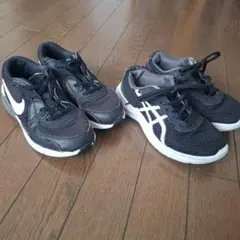 NikeとAsicsのキッズスニーカー2足セット