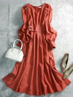 リエンダ オープンショルダー タック ベルトデザイン フレア ロングワンピース