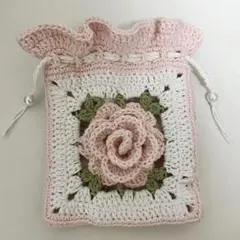 バラの編み物ポーチ　巾着　ハンドメイド