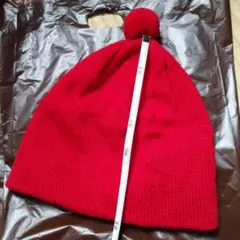 赤いニット帽子 ポンポン付き Poema