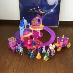 ディズニープリンセス キラキラダンスパーティキャッスル　　人形10体　馬車2台