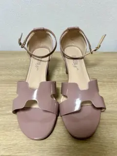 ピンク ストラップ付きサンダル