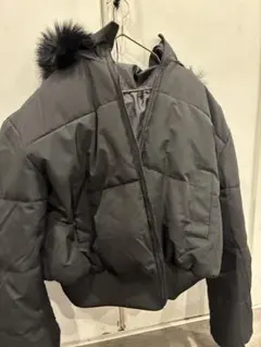 黒いショートダウンジャケット フード付き