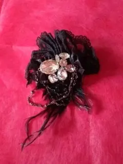 ハンドメイド 黒いレースと羽のブローチ ビジュー付き