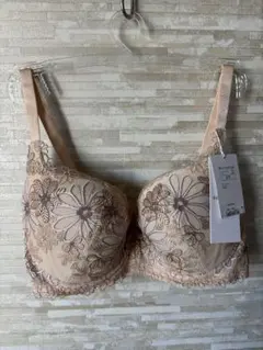 E70」トリンプ プレミアム ゴールドレーベル 刺繍ガーベラの花 ブラジャー