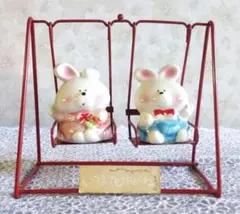 ウサギの赤いブランコ　陶器製　ファンシー雑貨　昭和レトロ
