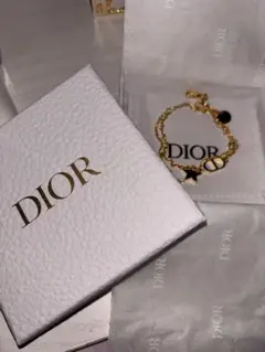 Dior ゴールド ブレスレット 星とロゴチャーム付き
