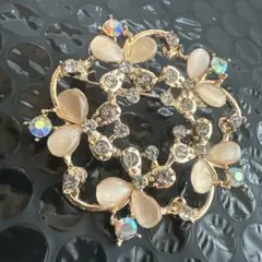 エレガントな花形ブローチ