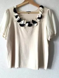 TO BE CHIC 半袖カットソー ビジュー装飾 アイボリー Vサイズのサムネイル