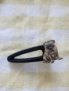 パグ ヘアピンorブローチ