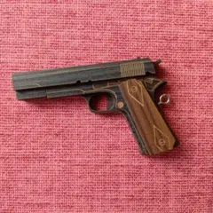 東京卍リベンジャーズ　マイキーのコルトガバメント　木製キーホルダー
