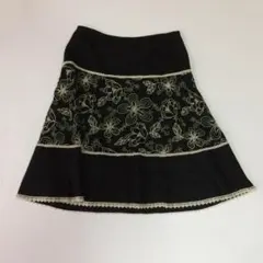 【大きいサイズ13号】レリアン リネン混 花柄刺繍 レース フレアスカート 黒のサムネイル