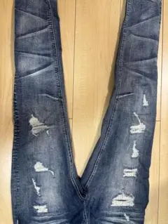 ダメージ加工ダークブルースリムフィットデニム ダメージ加工 ダークブルー スリムフィット デニムパンツ - メルカリ