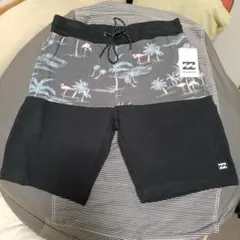 BILLABONG フラミンゴ柄スエットショートパンツのサムネイル