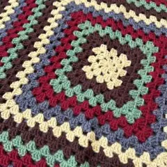 素材にこだわる手編みのグラニースクエア　マルチカバー　マット♡インテリアにも