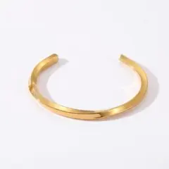 ゴールドカラー ツイストデザイン バングル - メルカリ