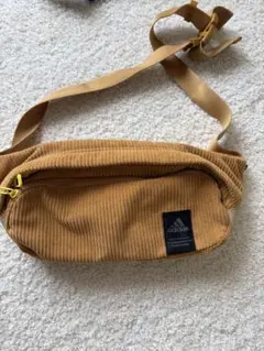 adidas コーデュロイ ボディバッグ