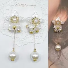 【362】ランダムホワイトフラワー　揺れるパール　ピアス　イヤリング