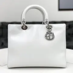 ディオール　DIOR レディディオール　ホワイト　白　ハンドバッグ ディオールの「白×ゴールド」でクリスマスを優雅に！クルーズ
