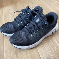 極美品 UNDER ARMOUR ランニングシューズ ブラック 24.5cmのサムネイル