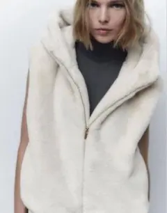 ZARA フード付き フェイクファー ホワイトベスト